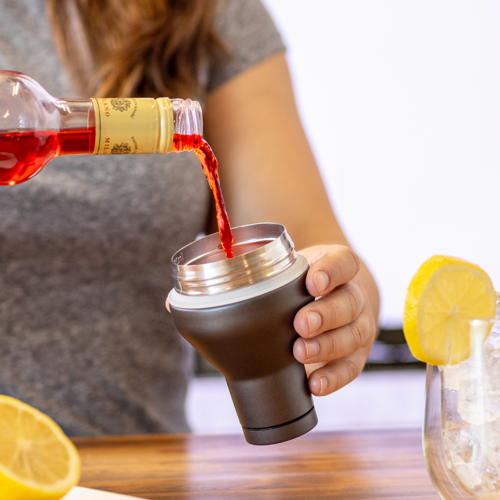 cocktail-shaker-lid-q0 Cocktail_Shaker_lifestyle_2_b714e13d-dd84-4844-956f-11cddc294041.png